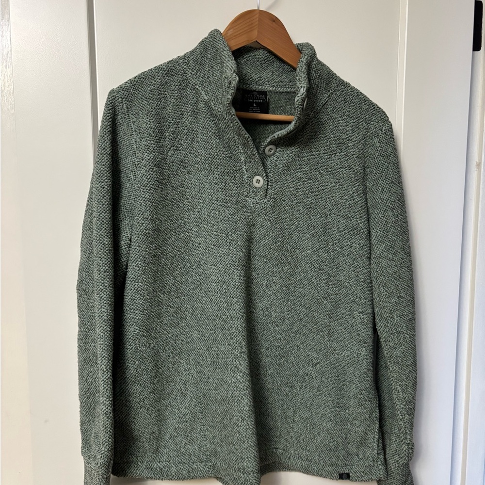 New fleece quarter button. Nice pockets in the front.